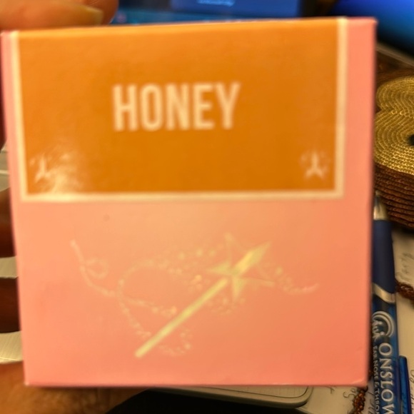 🎁Jeffree Star Magic Star Setting Powder 0.353 Honey - Tan to Medium Skin Tones - Picture 3 of 4